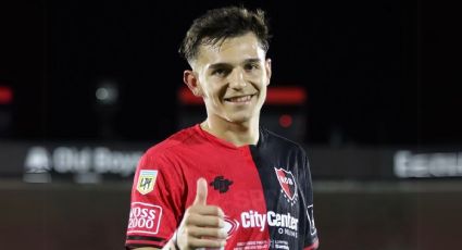 Es mexicano, sólo tiene 19 años y debutó con Newell’s Old Boys en Argentina