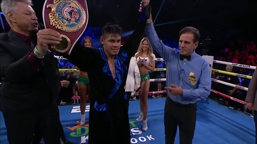 Vaquero Navarrete sufre impactante corte en la ceja; retine su título por decisión técnica | VIDEO