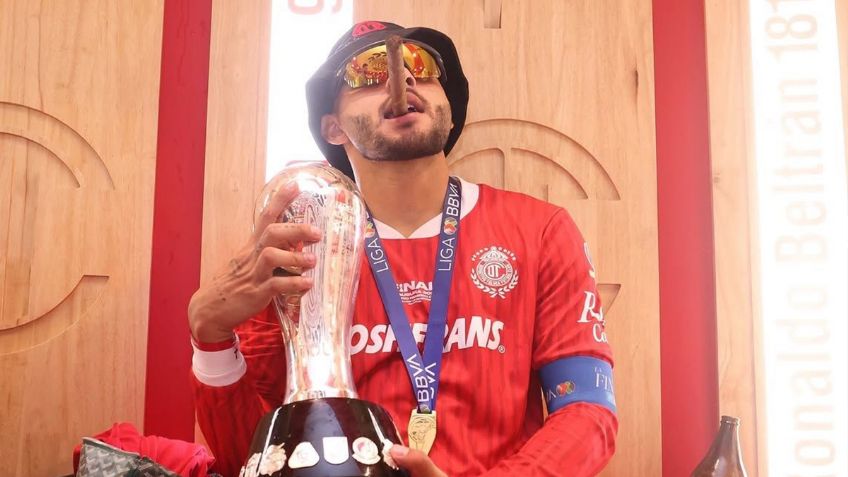 Alexis Vega le canta al trofeo de campeón de Toluca, ¿qué tema le dedicó? | VIDEO