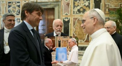 Papa León XIV recibe jersey conmemorativo del Napoli, campeón de la Serie A de Italia