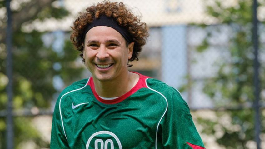 Guillermo Ochoa, sin equipo, se divierte con una "cascarita" en las calles de Nueva York