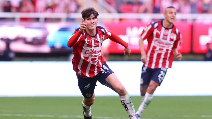 Hormiga González rescata a las Chivas del desastre ante San Luis; doblete y remontada