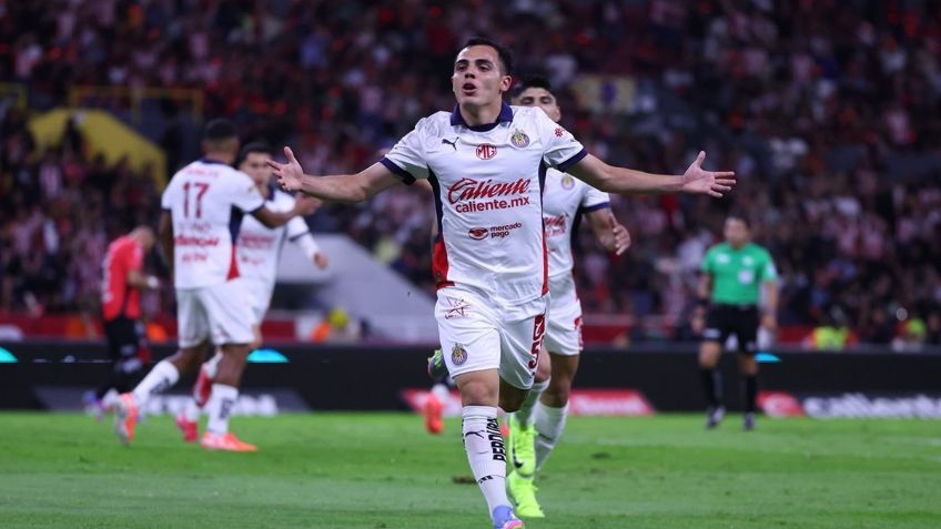 Chivas blinda a Hugo Camberos con renovación y cláusula MILLONARIA; ¿ya no irá a Europa?