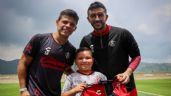 Foto ilustrativa de la nota titulada: Lalito, niño que conmovió las redes por derrota ante América, visitó a jugadores del Atlas | VIDEO