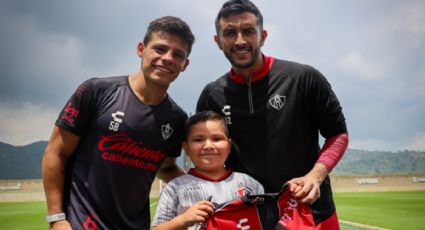Lalito, niño que conmovió las redes por derrota ante América, visitó a jugadores del Atlas | VIDEO