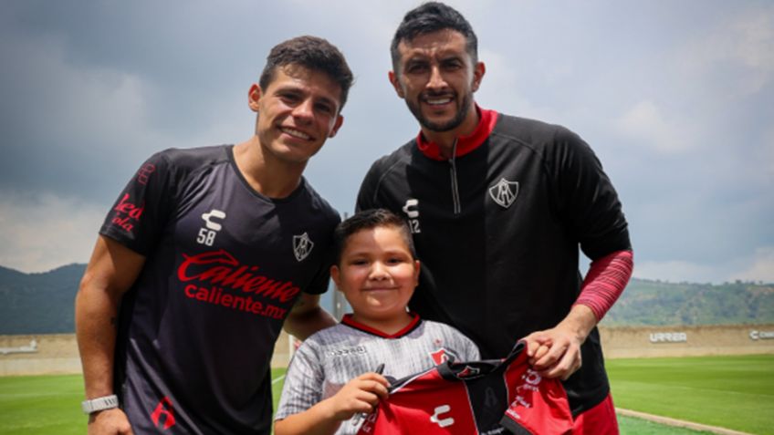 Lalito, niño que conmovió las redes por derrota ante América, visitó a jugadores del Atlas | VIDEO