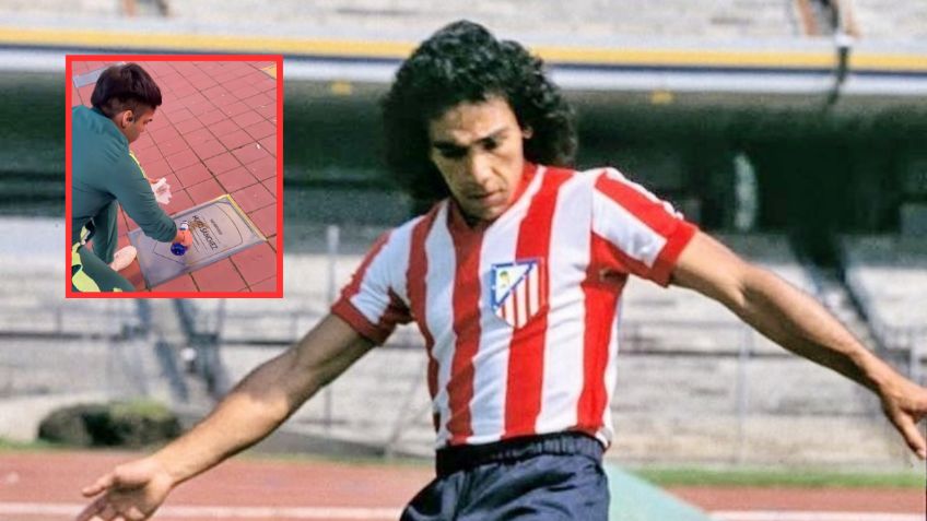 Fan de Hugo Sánchez limpia su placa vandalizada en el Estadio Metropolitano de Madrid | VIDEO