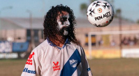 Era rockero, jugaba con la cara pintada y obligó a cambiar el reglamento en Argentina