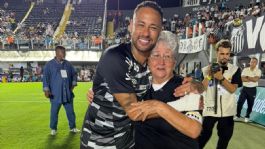Foto que representa a Neymar brinda asistencia en su regreso con Santos y hace feliz a una abuelita | VIDEO