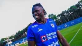 Foto que representa a Christian Ebere, presentado con Cruz Azul; advierte que buscará “ser campeón” con La Máquina