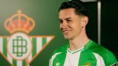 Foto ilustrativa de la nota titulada: Álvaro Fidalgo y su tierno gesto con un pequeño fan del Real Betis: le regaló su jersey | VIDEO
