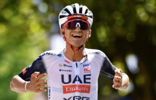 Isaac del Toro termina en el puesto 23 de la Etapa 4, pero mantiene el subliderato del UAE Tour