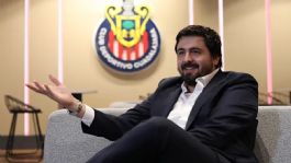 Foto que representa a Amaury Vergara ofrece ayuda a Don Juan, abuelito "chivahermano" que perdió su casa en incendio