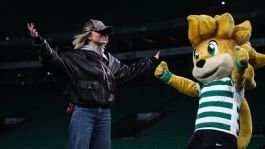Foto que representa a Sydney Sweeney presume sus habilidades en el futbol ante fans del Sporting de Lisboa | VIDEO