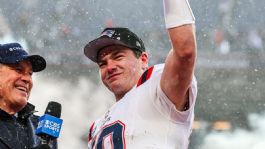 Foto que representa a Drake Maye honra a su madre tras impulsarlo al Super Bowl LX: “Es la roca de mi familia”