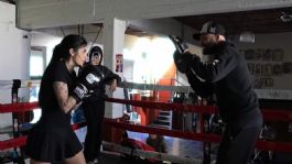 Foto que representa a Así entrena Karely Ruiz con el hermano de Canelo Álvarez previo a Ring Royale | VIDEO