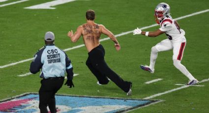 Kyle Williams, receptor de Patriots, taclea a un espontáneo en el Super Bowl LX | VIDEO