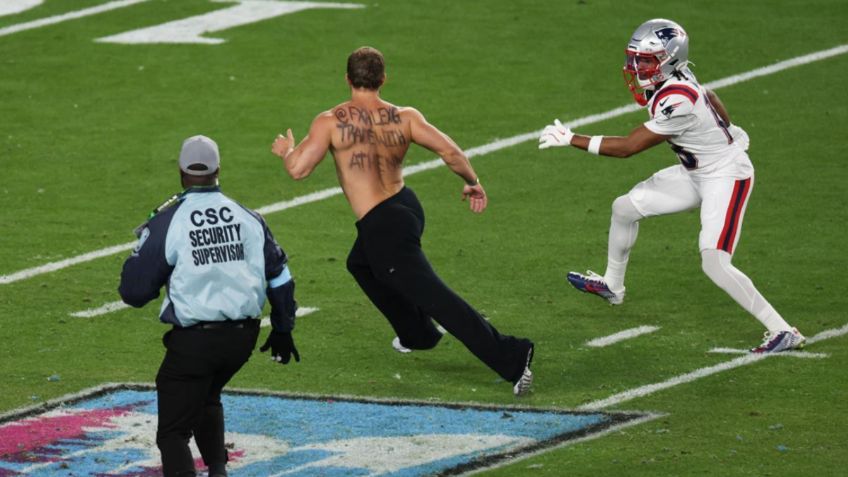 Kyle Williams, receptor de Patriots, taclea a un espontáneo en el Super Bowl LX | VIDEO