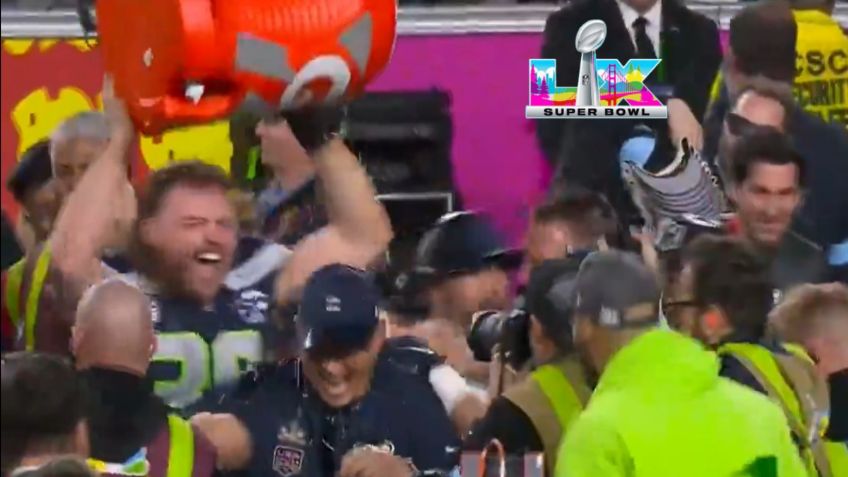 Baño de campeón: Este fue el color de Gatorade que cayó sobre Mike MacDonald en el Super Bowl LX