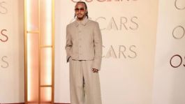 Foto que representa a Lewis Hamilton aparece en los Oscars 2026, horas después de subir al podio en el GP de China