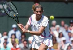 Foto ilustrativa de nota Sobrevivió a un ataque cuando dominaba el tenis, pero volvió para brillar en el Salón de la Fama