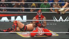 Foto que representa a WWE: Penta retiene el Campeonato Intercontinental ante Dragon Lee en histórico duelo mexicano