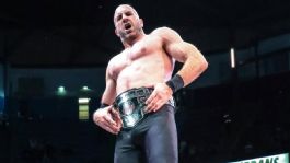 Foto que representa a Claudio Castagnoli firma con el CMLL; ¿qué estrellas tiene contrato dual con AEW?