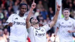 Foto que representa a Premier League: Raúl Jiménez dedica gol a su padre fallecido en triunfo del Fulham | VIDEO
