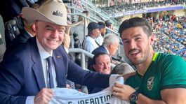 Foto que representa a Samuel García regala jersey de México a Gianni Infantino; presentó mascota mundialista de Monterrey