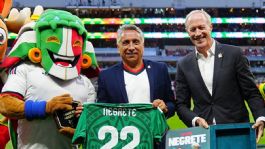 Foto que representa a ¿Por qué la FMF rindió homenaje a Manuel Negrete previo al México vs Portugal en el Azteca?