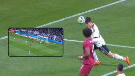 Foto que representa a Así fue la terrible falla de la Hormiga González ante Portugal; Memo Ochoa lo consoló | VIDEO