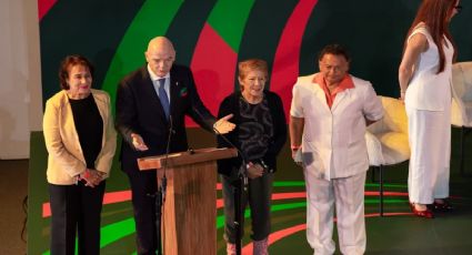 Gianni Infantino reconoce a las pioneras del futbol femenil mexicano del Mundial 1971 | VIDEO