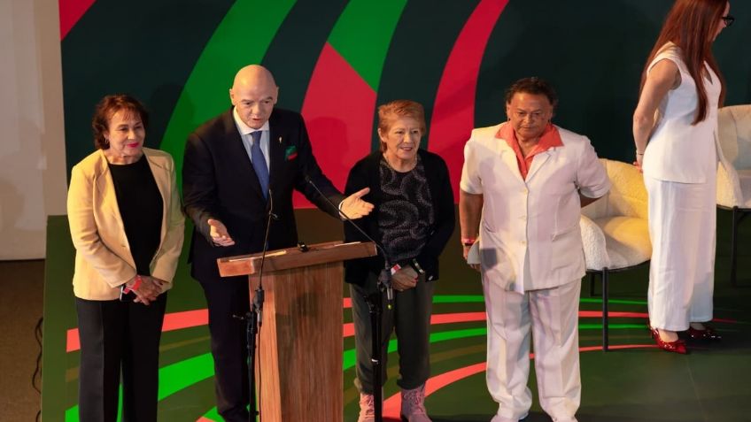 Gianni Infantino reconoce a las pioneras del futbol femenil mexicano del Mundial 1971 | VIDEO