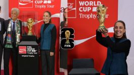 Foto que representa a Claudia Sheinbaum carga la Copa del Mundo a 100 días del Mundial 2026: "Es para la Selección"