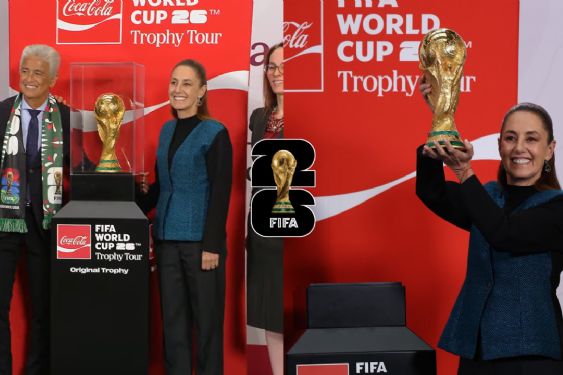 Foto de: Claudia Sheinbaum carga la Copa del Mundo a 100 días del Mundial 2026: "Es para la Selección"