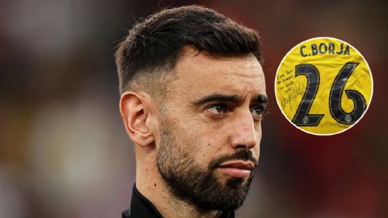 Foto de: Bruno Fernandes sorprende a la Liga MX: recibe jersey de un grande del futbol mexicano | FOTO