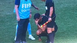 Foto que representa a Árbitro del Congo vs Jamaica se lesiona y rompe en llanto; ¿qué le pasó en el Repechaje? | VIDEO