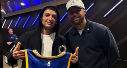 Peso Pluma aparece por sorpresa en juego de la NBA; Stephen Curry le regala jersey de Warriors