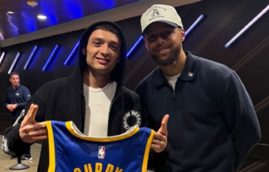 Peso Pluma aparece por sorpresa en juego de la NBA; Stephen Curry le regala jersey de Warriors