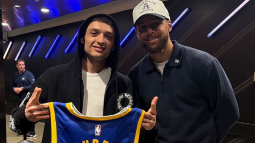 Peso Pluma aparece por sorpresa en juego de la NBA; Stephen Curry le regala jersey de Warriors