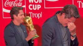 Foto que representa a Mundial 2026: Edmílson rompe en llanto tras levantar la Copa del Mundo en León | VIDEO