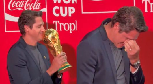 Mundial 2026: Edmílson rompe en llanto tras levantar la Copa del Mundo en León | VIDEO