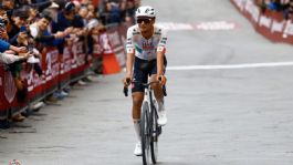 Foto que representa a Isaac del Toro finaliza tercero en Strade Bianche 2026; logró récord para México en Italia