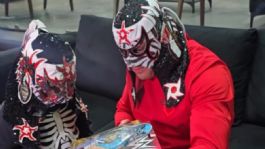 Foto que representa a Penta sorprende a pequeño fan que vendía dulces para comprar su figura de acción | VIDEO