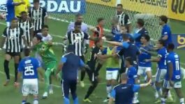 Foto que representa a ¿Por qué Cruzeiro vs Atlético Mineiro culminó con 23 expulsados en Brasil? Esta es la razón