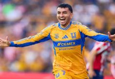 Foto ilustrativa de nota Tigres arrolla a Chivas con 'gol de vestidor' de Ángel Correa; están en zona de Liguilla