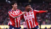Foto ilustrativa de la nota titulada: ¡Líder absoluto! Chivas brilla con una "manita" ante Puebla y doblete del Cotorro González