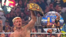 Foto que representa a Cody Rhodes continúa como Campeón al vencer a Randy Orton en WWE WrestleMania 42