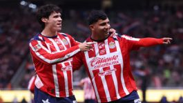 Foto que representa a ¡Líder absoluto! Chivas brilla con una "manita" ante Puebla y doblete del Cotorro González