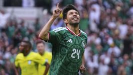 Foto que representa a El Estadio Banorte viajó en el tiempo: leyendas de México y Brasil encendieron la fiesta mundialista